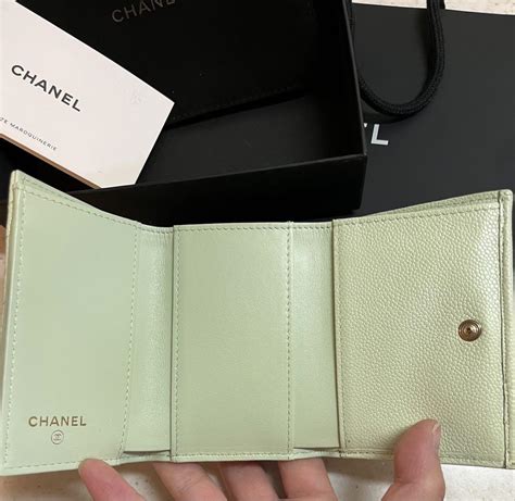 BOY CHANEL スモール フラップ ウォレット シャイニー グレイ .